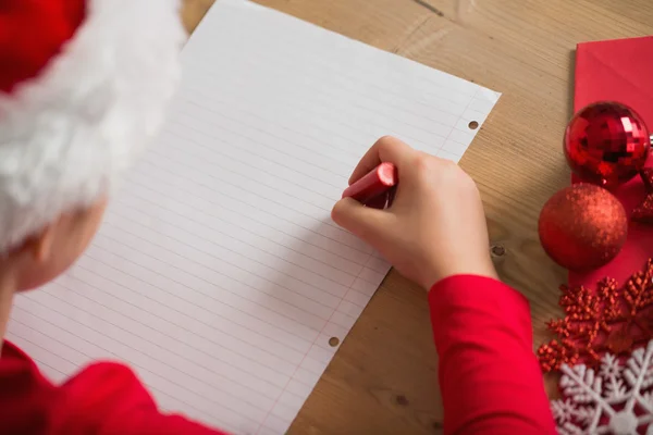 Klein meisje schrijven brief aan de kerstman met Kerstmis — Stockfoto