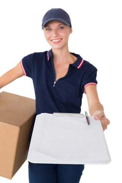 Delivery woman holding cardboard box and clipboard — Stock Photo, Image