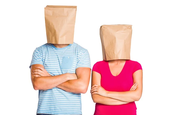 Jeune couple avec des sacs sur la tête — Photo