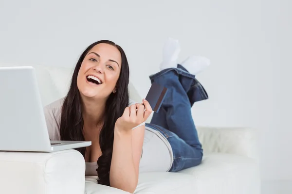 Mujer ordenando compras en línea — Foto de Stock