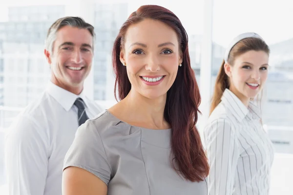 Mulher de negócios sorridente e seus colegas de trabalho — Fotografia de Stock