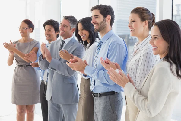 Obreros aplaudiendo sonrientes y alegres — Foto de Stock