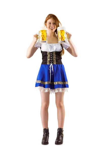 Oktoberfest fille tenant des cruches de bière — Photo