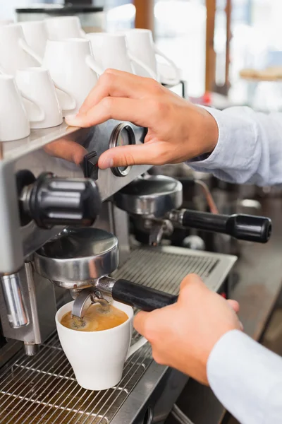 Barista robi filiżankę kawy — Zdjęcie stockowe