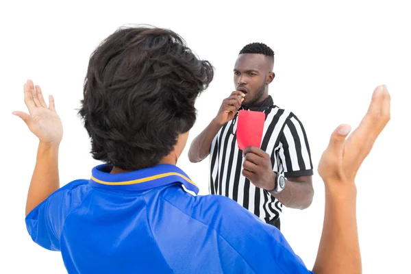 Árbitro mostrando tarjeta roja al jugador de fútbol — Foto de Stock