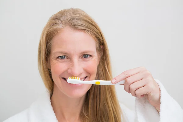 Femme se brossant les dents à la maison — Photo