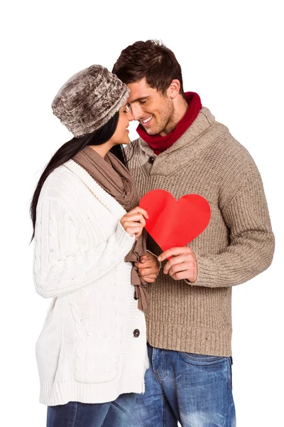 Pareja joven sonriendo y abrazándose — Foto de Stock