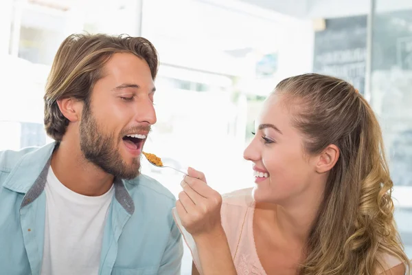 Glückliches Paar genießt etwas Kuchen — Stockfoto