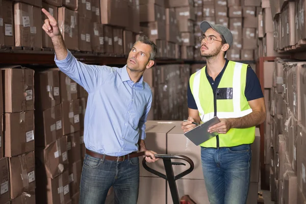 Warehouse manager talking with worker — Stock Photo, Image