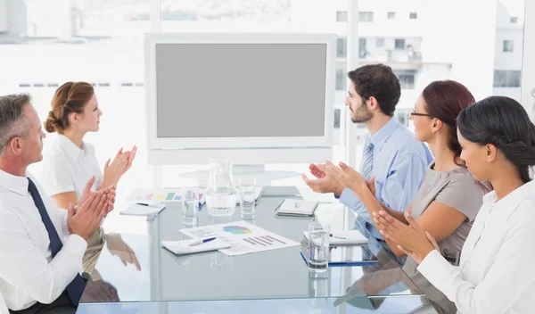 Colegas de negócios assistindo apresentação de vídeo — Fotografia de Stock