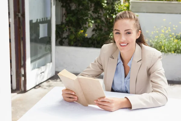 Belle femme d'affaires lisant un livre — Photo