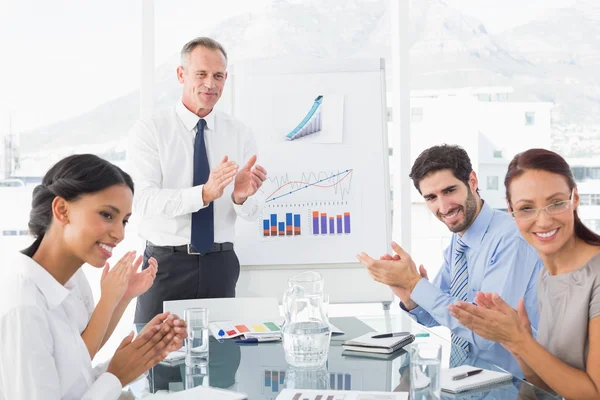 Mensen uit het bedrijfsleven applaudisseren tijdens vergadering — Stockfoto