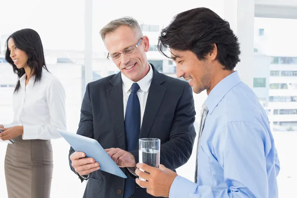 Business-Team bei Getränken — Stockfoto