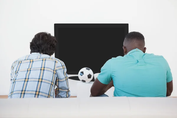 Due tifosi di calcio guardando la tv — Foto Stock