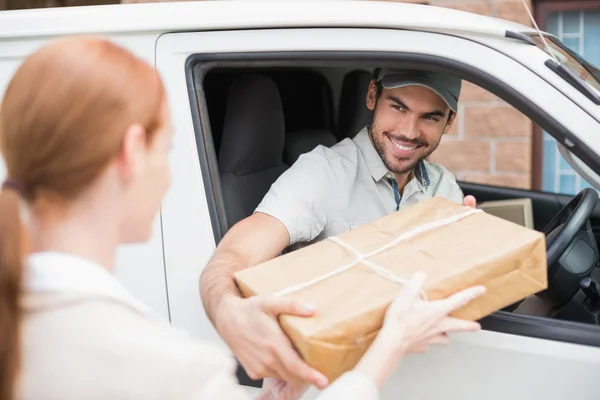 Delivery driver handing parcel to customer — Stock Photo, Image