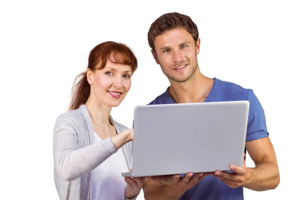 Paar benutzt gemeinsam einen Laptop — Stockfoto