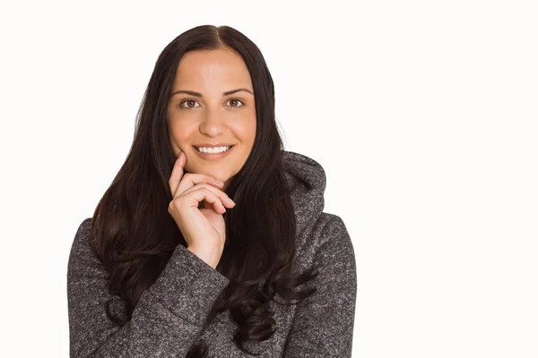 Vrouw lachend naar de camera — Stockfoto