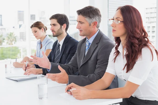 Zakelijke team alle zitten samen — Stockfoto