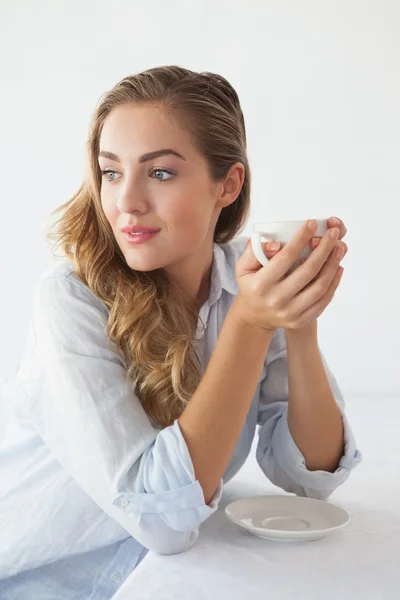 Bonita rubia tomando un café — Foto de Stock