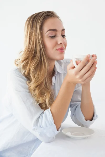 Jolie blonde prenant un café — Photo