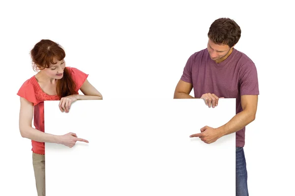 Couple looking at a sign — Stock Photo, Image