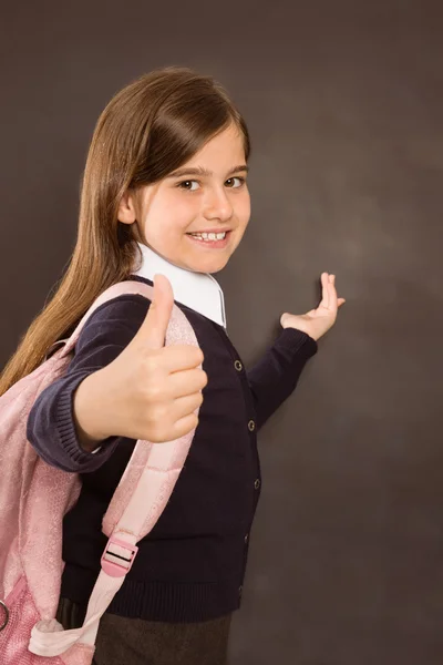 Netter Schüler lächelt in die Kamera — Stockfoto