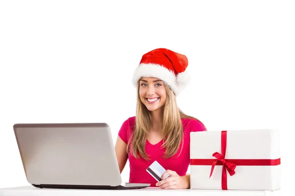 Feestelijke blonde online winkelen met laptop — Stockfoto