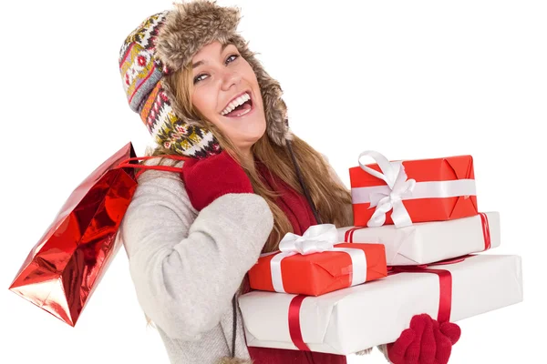 Rubia feliz en ropa de invierno sosteniendo regalos — Foto de Stock