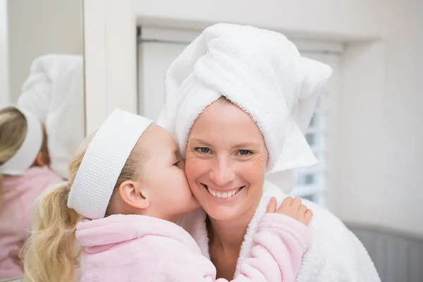 Mädchen mit Mutter in Bademänteln — Stockfoto