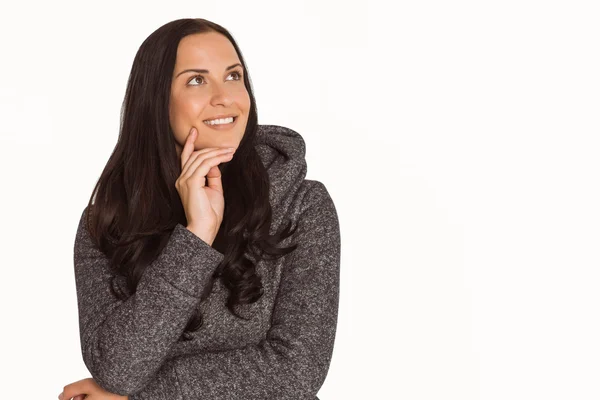 Mujer sonriente mirando a la distancia — Foto de Stock