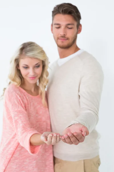 Attraente giovane coppia che mostra palme — Foto Stock