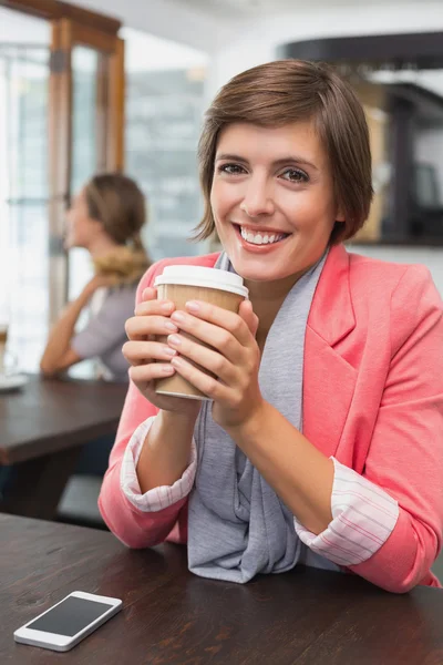 Hübsche Brünette genießt ihren Kaffee — Stockfoto