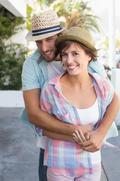 Lyckliga paret ler mot kameran — Stockfoto