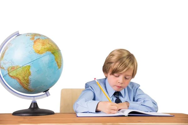 Estudiante escribiendo notas en bloc de notas — Foto de Stock