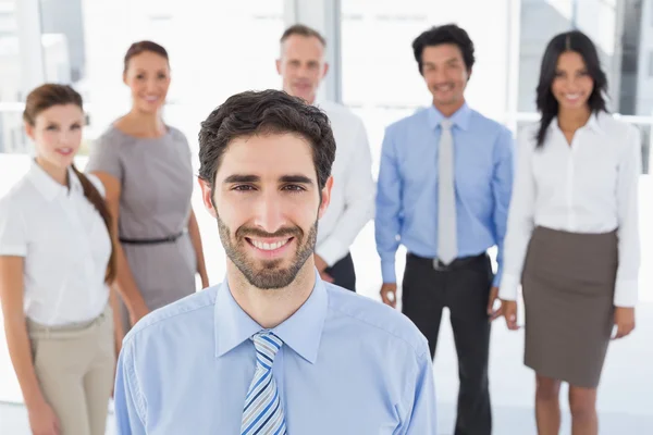 Hombre de negocios sonriendo a la cámara — Foto de Stock