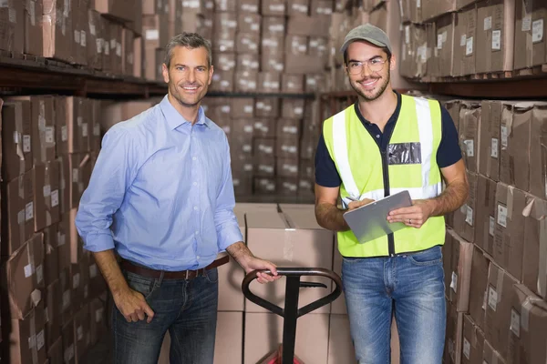 Magazijnbeheerder en foreman samen te werken — Stockfoto