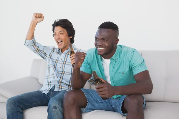 Les fans de football applaudir tout en regardant la télévision — Photo
