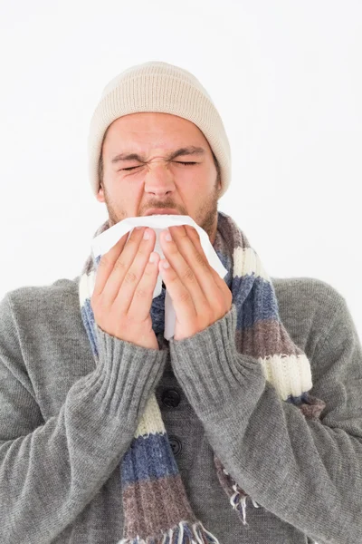 Uomo in abiti caldi starnuti — Foto Stock