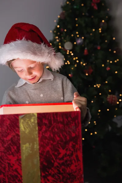 Niño abriendo su regalo de Navidad — Foto de Stock