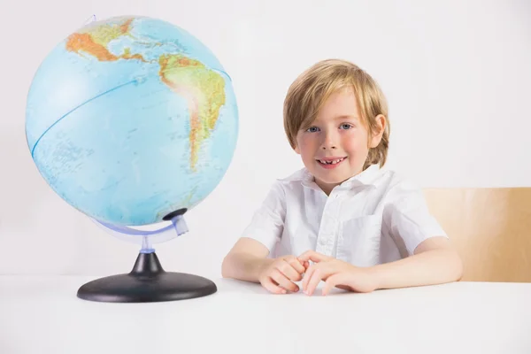 Estudante aprendendo geografia com globo — Fotografia de Stock