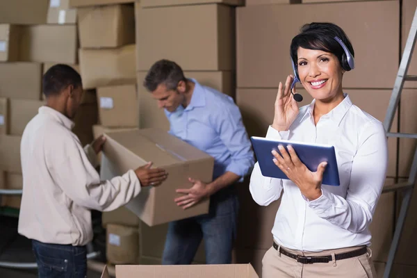 Administrador de almacén usando tableta — Foto de Stock