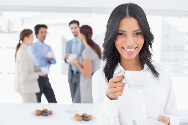 Femme d'affaires souriante avec un verre — Photo