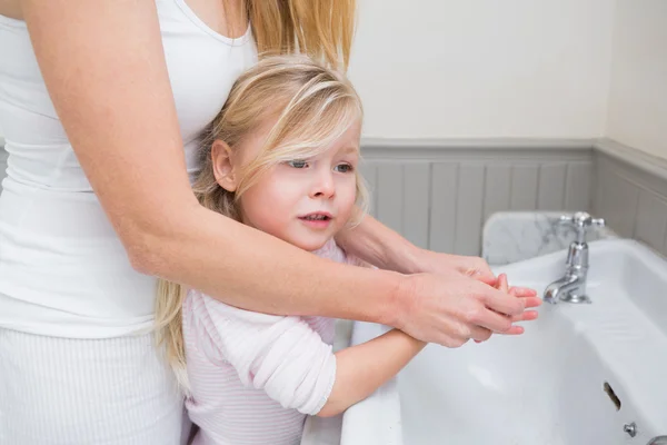 Mother and daughter washing hands — Stock Photo, Image