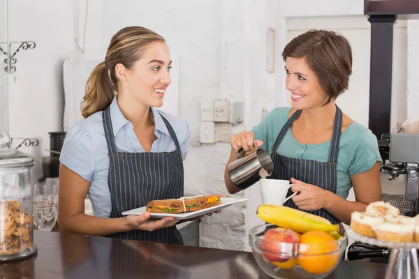 Mooie serveersters werken met een glimlach — Stockfoto