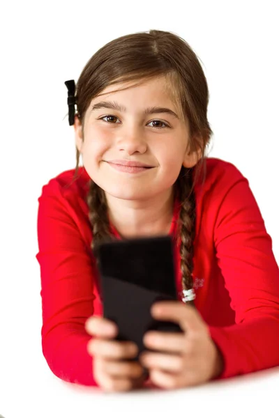 Linda niña utilizando el teléfono inteligente — Foto de Stock