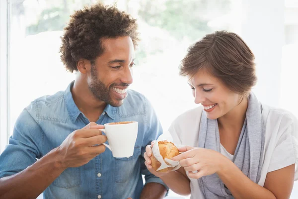 コーヒーとケーキを一緒に持っているカジュアルなカップル — ストック写真