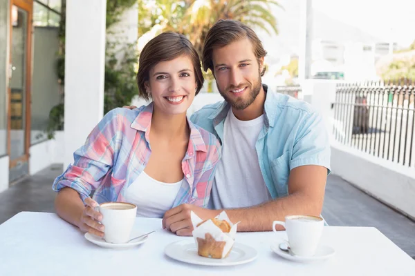 Счастливая пара наслаждается кофе вместе — стоковое фото
