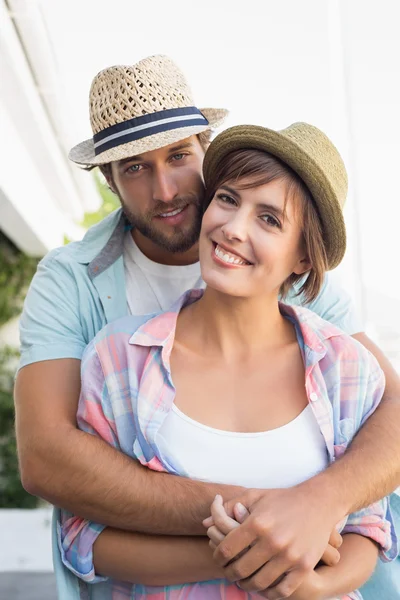 Glückliches Paar steht und umarmt — Stockfoto