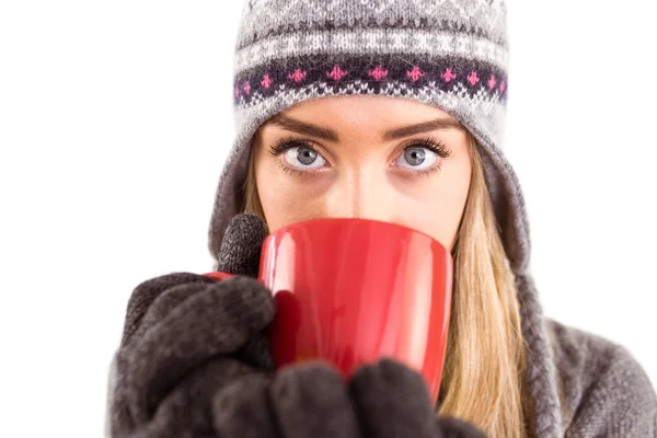 Feliz rubia en ropa de invierno sosteniendo taza —  Fotos de Stock