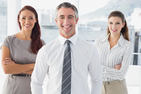 Un hombre de negocios sonriente con sus compañeros de trabajo — Foto de Stock